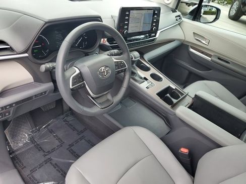 Used 2024 Toyota Sienna XLE image 12