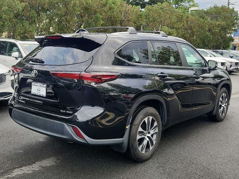 Used 2024 Toyota Highlander XLE AWD/4WD image 6