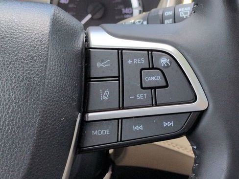 Used 2023 Toyota Highlander XLE FWD image 26