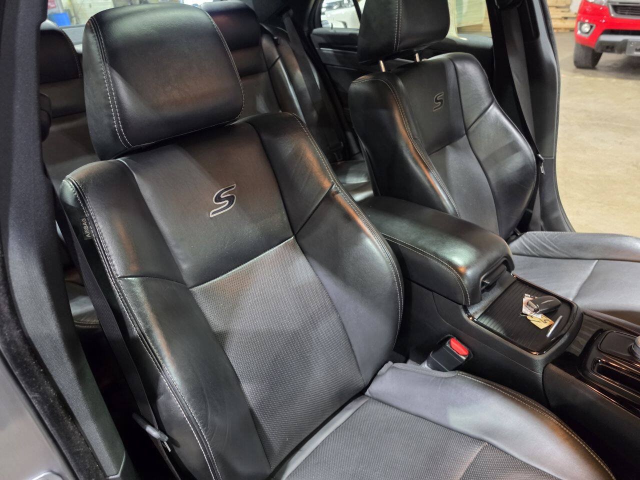 Used 2018 Chrysler 300 S w/ Safetytec Plus Group RWD image 35