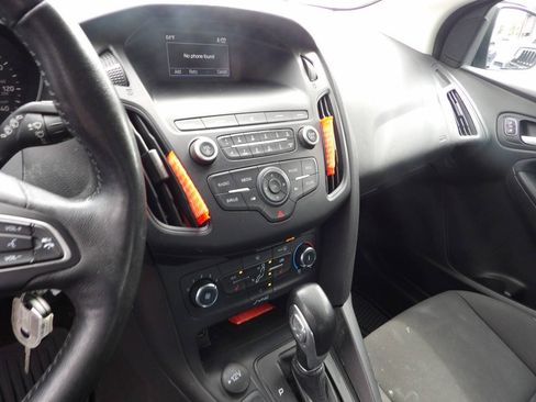 Used 2018 Ford Focus SE w/ Cold Weather Package FWD image 7