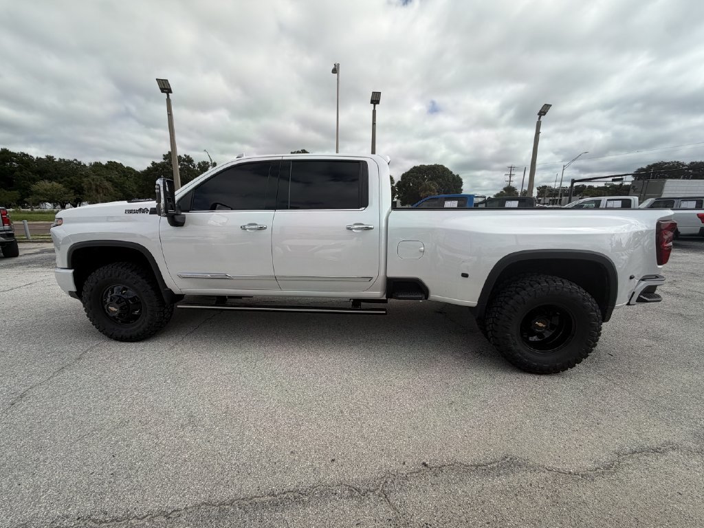 Used 2024 Chevrolet Silverado 3500 High Country w/ High Country Premium Package AWD/4WD image 8