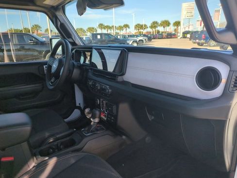 Used 2024 Jeep Gladiator Willys image 22