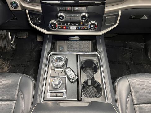 Used 2024 Ford Expedition XLT image 12