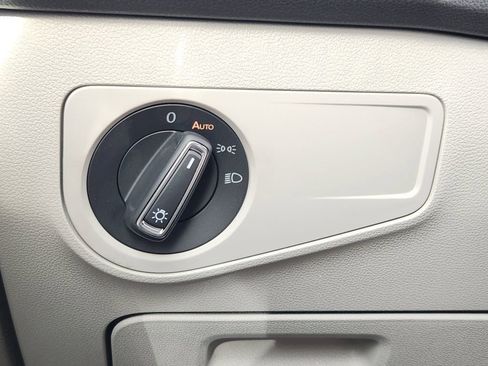 Used 2022 Volkswagen Tiguan SE image 12