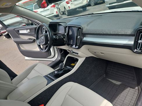 Used 2021 Volvo XC40 T5 Momentum w/ Protection Package Premier AWD/4WD image 18