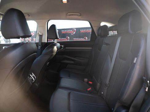Used 2024 Kia Sorento S image 17