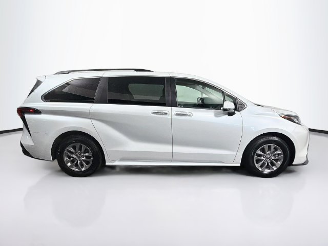 Used 2022 Toyota Sienna XLE w/ XLE Plus Package FWD image 11