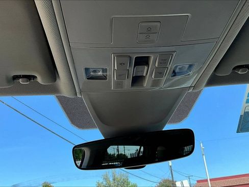 Used 2022 Volkswagen Tiguan SE w/ Panoramic Sunroof Package FWD image 15