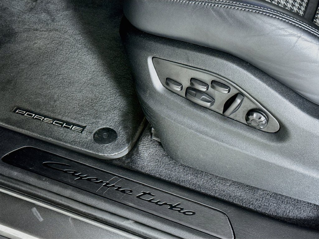 Used 2025 Porsche Cayenne Turbo AWD/4WD image 18