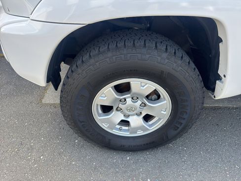 Used 2014 Toyota Tacoma 4x4 Double Cab w/ SR5 Package image 22