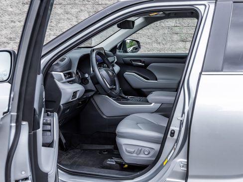 Used 2023 Toyota Highlander XLE image 24