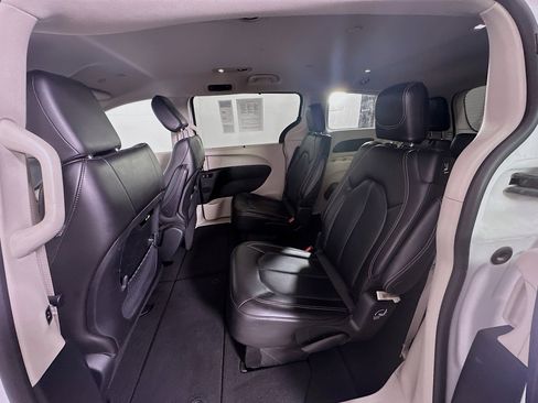 Used 2024 Chrysler Pacifica Touring-L image 24
