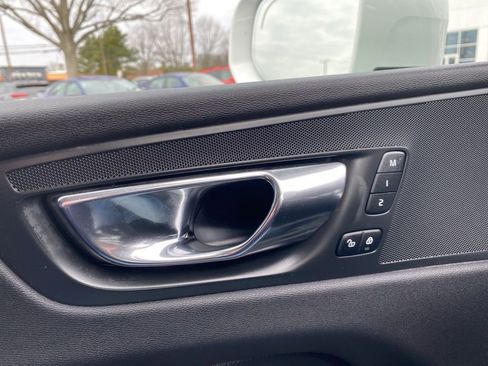 Used 2019 Volvo XC60 T6 Momentum w/ Premium Package image 24