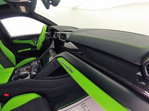 Used 2022 Lamborghini Urus AWD/4WD image 25