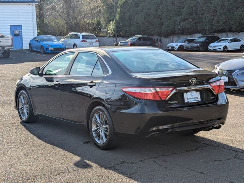 Used 2016 Toyota Camry SE image 3