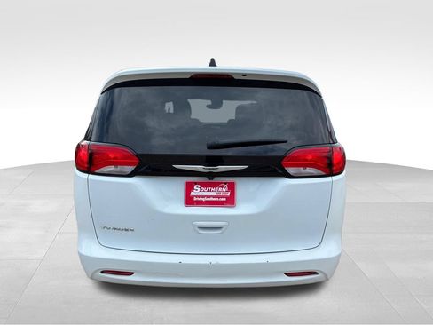 Used 2023 Chrysler Voyager LX FWD image 4