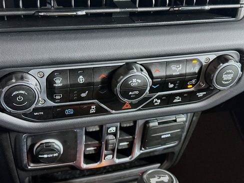 Used 2025 Jeep Wrangler Sahara w/ Safety Group image 23