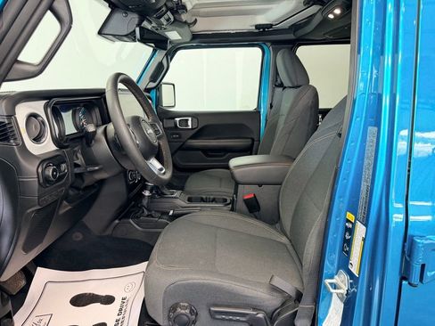 Used 2024 Jeep Wrangler Unlimited Sahara w/ Technology Group AWD/4WD image 3