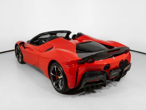 Used 2023 Ferrari SF90 Spider image 18