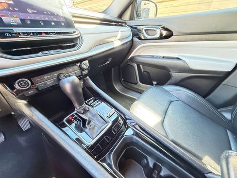 Used 2025 Jeep Compass Limited image 41