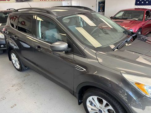 Used 2018 Ford Escape SE w/ Ford Safe & Smart Package image 4