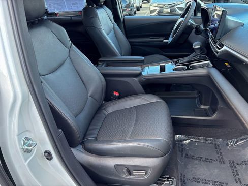 Used 2025 Toyota Sienna Limited image 39