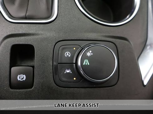 Used 2023 Chevrolet Traverse LT FWD image 3