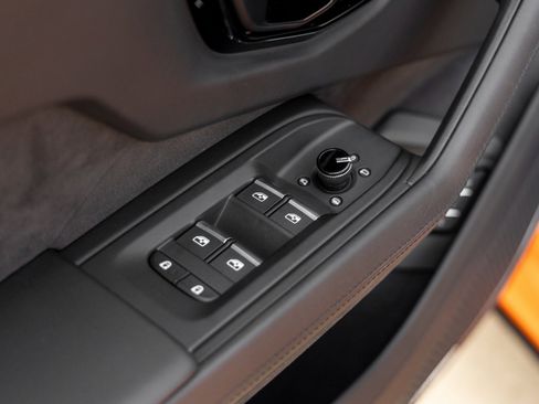 Used 2025 Lamborghini Urus SE image 16