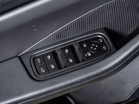 Certified 2025 Porsche Macan Electric image 26