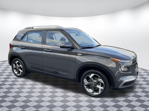 Used 2025 Hyundai Venue SEL FWD image 1