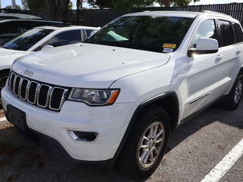 Used 2019 Jeep Grand Cherokee Laredo image 2