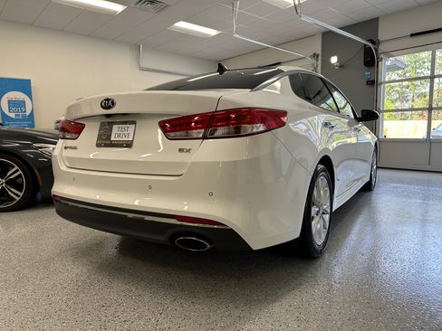 Used 2018 Kia Optima EX w/ Premium Package image 9