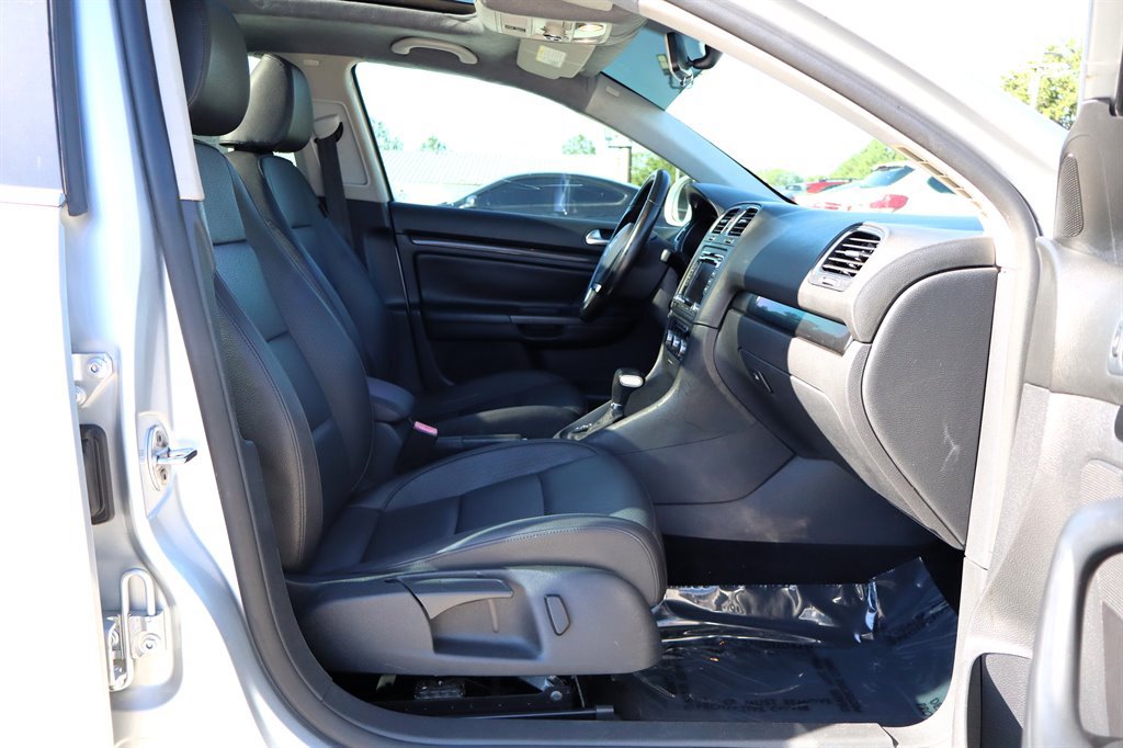Used 2010 Volkswagen Jetta TDI FWD image 17