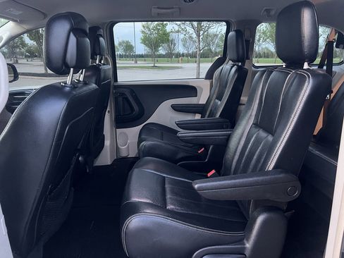 Used 2014 Chrysler Town & Country Touring image 14