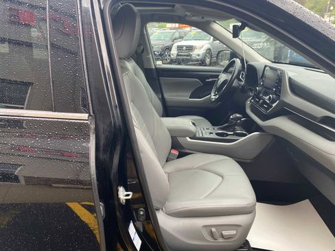 Used 2020 Toyota Highlander XLE AWD/4WD image 28