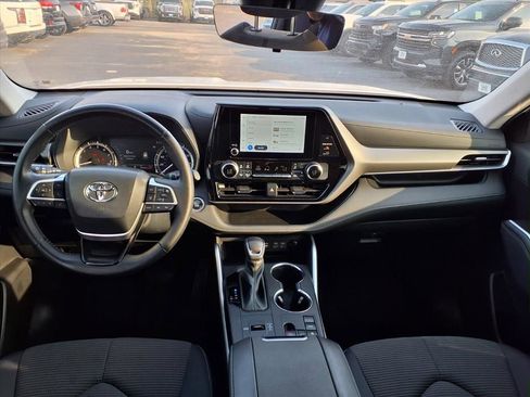 Used 2024 Toyota Highlander LE FWD image 3