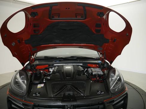 Certified 2023 Porsche Macan S AWD/4WD image 13