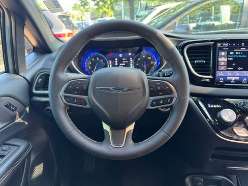 Used 2026 Chrysler Pacifica Select FWD image 15