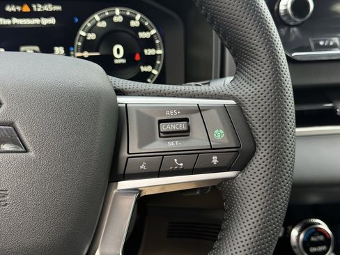 Used 2025 Mitsubishi Outlander SEL image 16