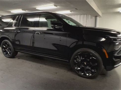 Certified 2025 Chevrolet Suburban High Country image 2