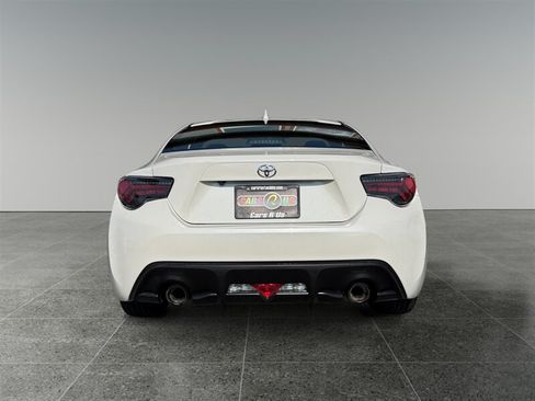 Used 2017 Toyota 86 RWD image 5