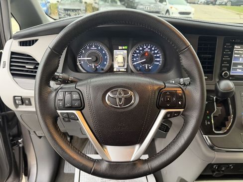 Used 2018 Toyota Sienna XLE image 14