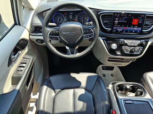 Certified 2023 Chrysler Pacifica Touring-L FWD image 14