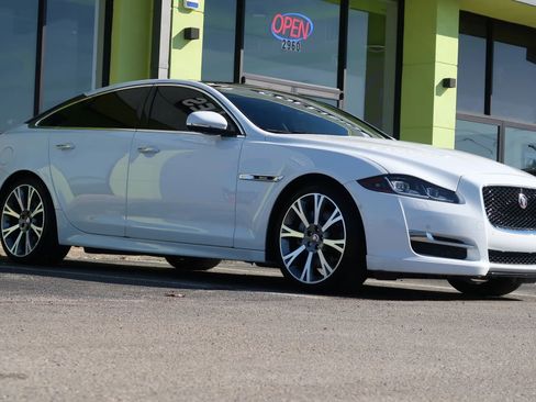 Used 2019 Jaguar XJ R-Sport image 6