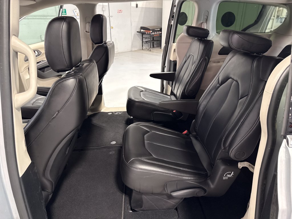 Used 2023 Chrysler Pacifica Touring-L FWD image 39