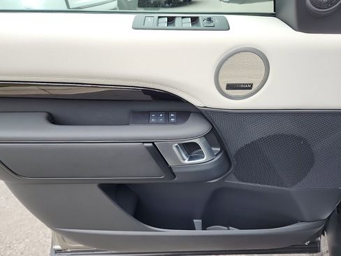 Used 2025 Land Rover Discovery S image 24