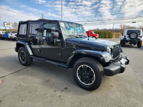 Used 2012 Jeep Wrangler Unlimited Sahara image 15