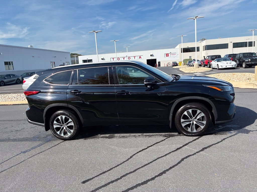 Used 2022 Toyota Highlander XLE AWD/4WD image 4