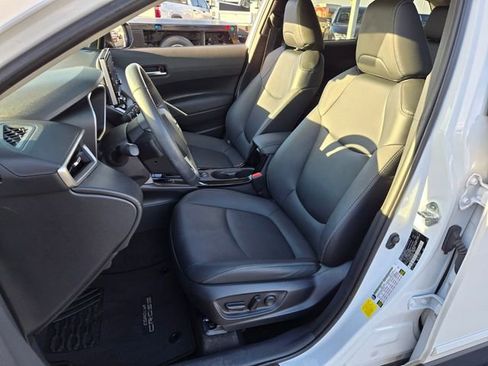 Used 2022 Toyota Corolla Cross XLE image 9